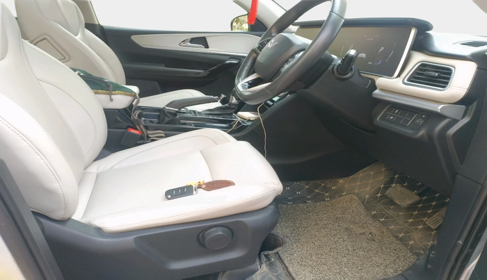 2021 Mahindra XUV700 AX 7 P AT 7 STR, Petrol, Automatic, 50,632 km, interior