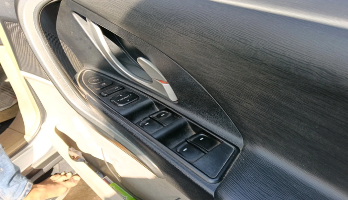 2016 Mahindra XUV500 W10, Diesel, Manual, 2,32,407 km, interior