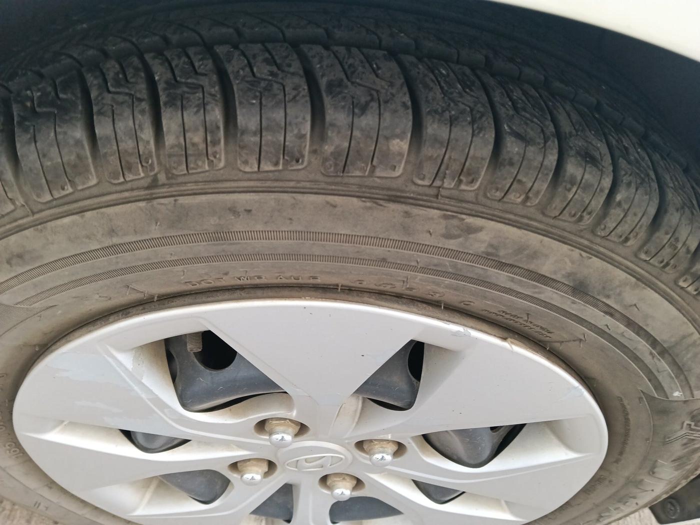 2017 Hyundai Xcent E+, Petrol, Manual, 46,548 km, tyre