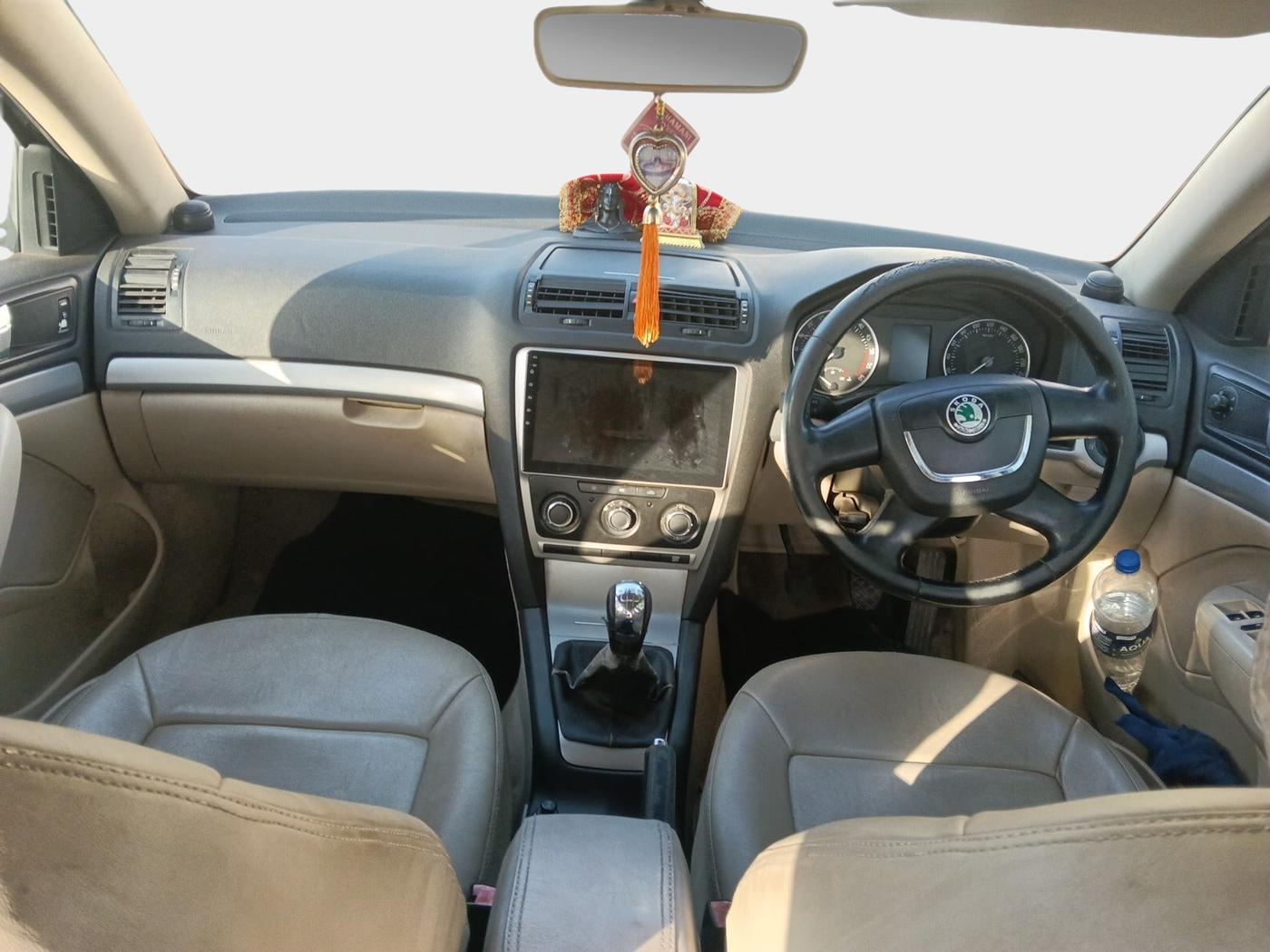 2010 Skoda Laura AMBIENTE 2.0 TDI CR MT, Diesel, Manual, 1,16,042 km, interior