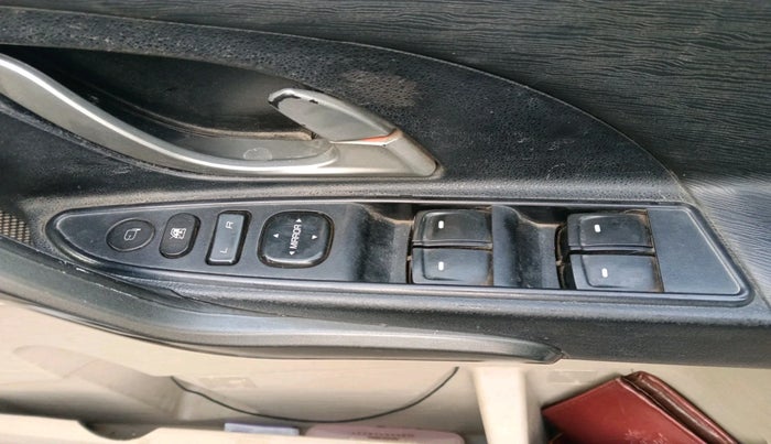 2017 Mahindra XUV500 W6 1.99, Diesel, Manual, 92,511 km, interior