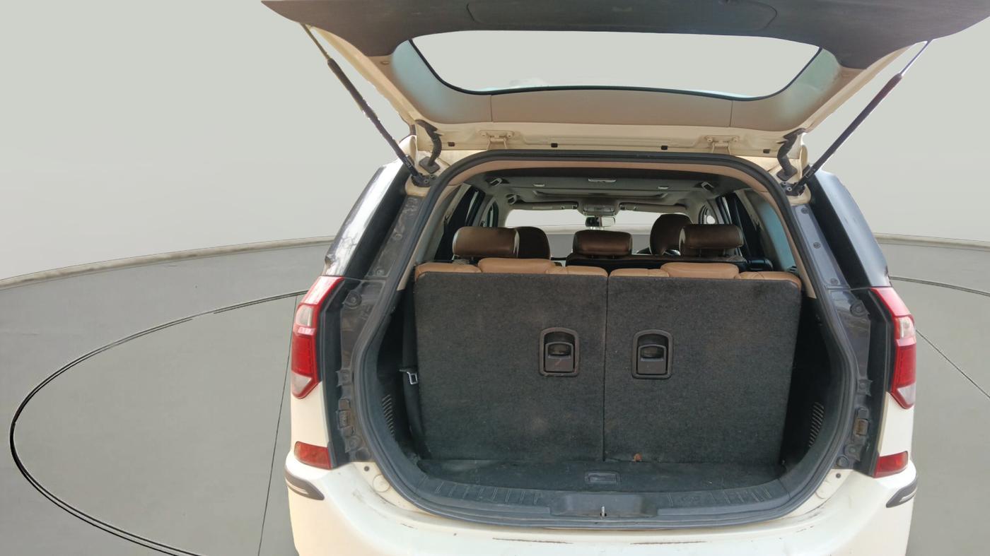 2019 Mahindra XUV500 W11, Diesel, Manual, 1,03,243 km, exterior