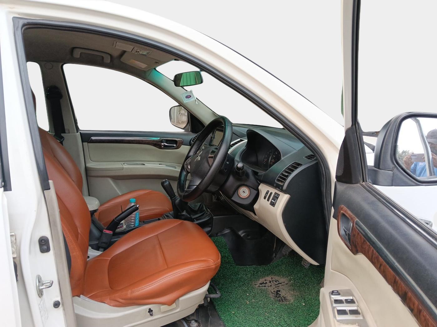 2013 Mitsubishi Pajero Sport 2.5 MT 4X4, Diesel, Manual, 1,86,144 km, interior