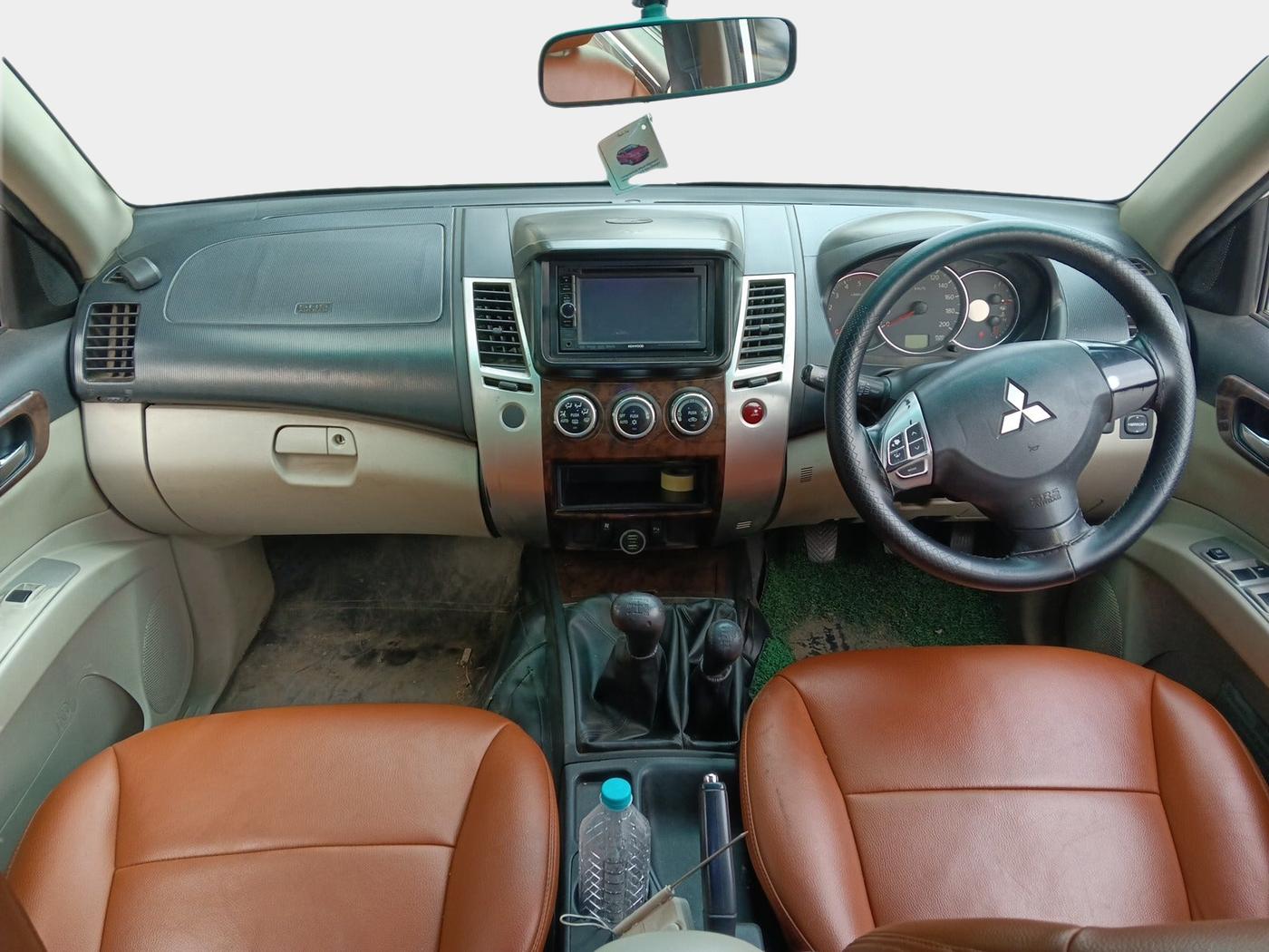 2013 Mitsubishi Pajero Sport 2.5 MT 4X4, Diesel, Manual, 1,86,144 km, interior