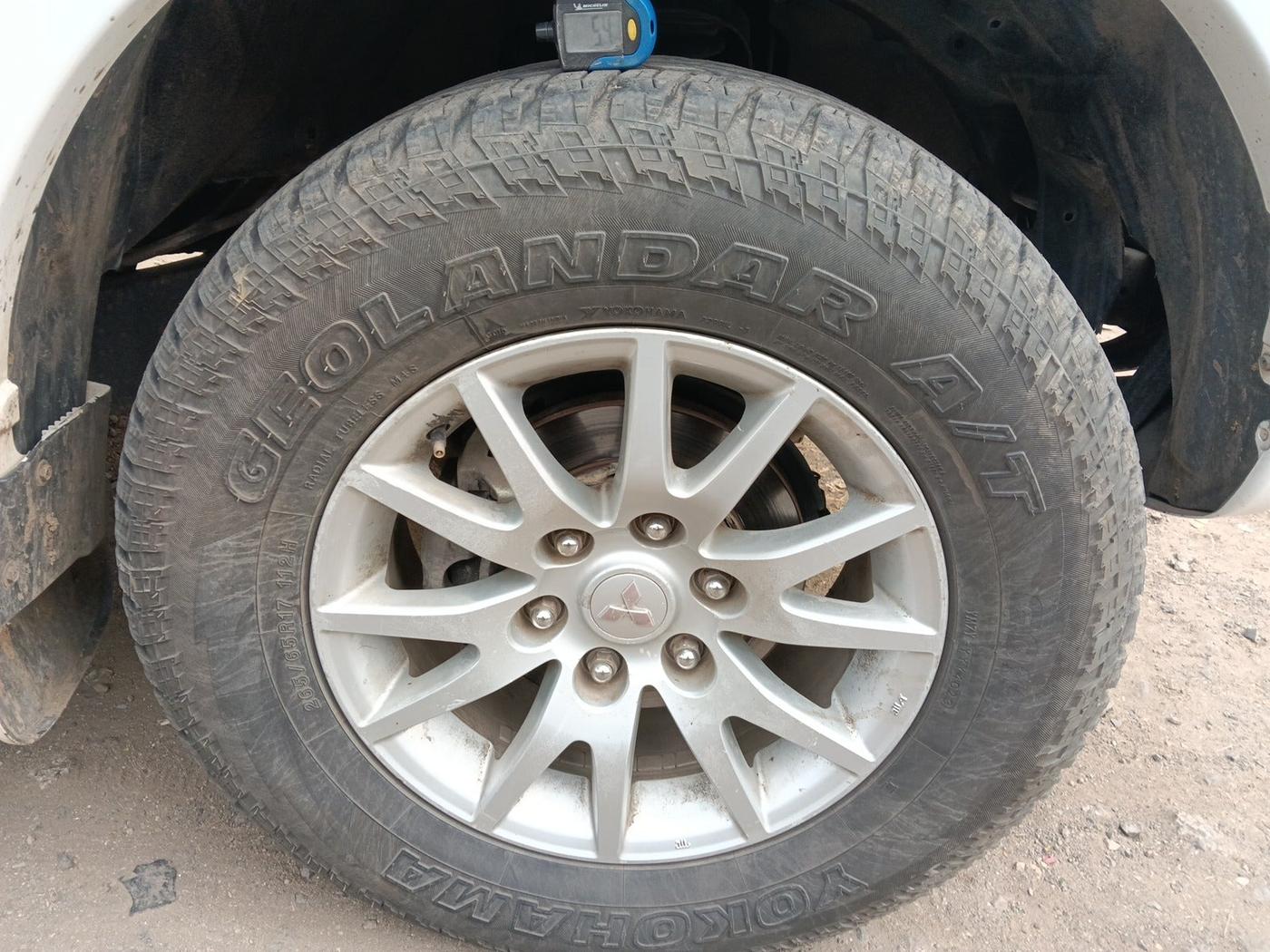 2013 Mitsubishi Pajero Sport 2.5 MT 4X4, Diesel, Manual, 1,86,144 km, tyre