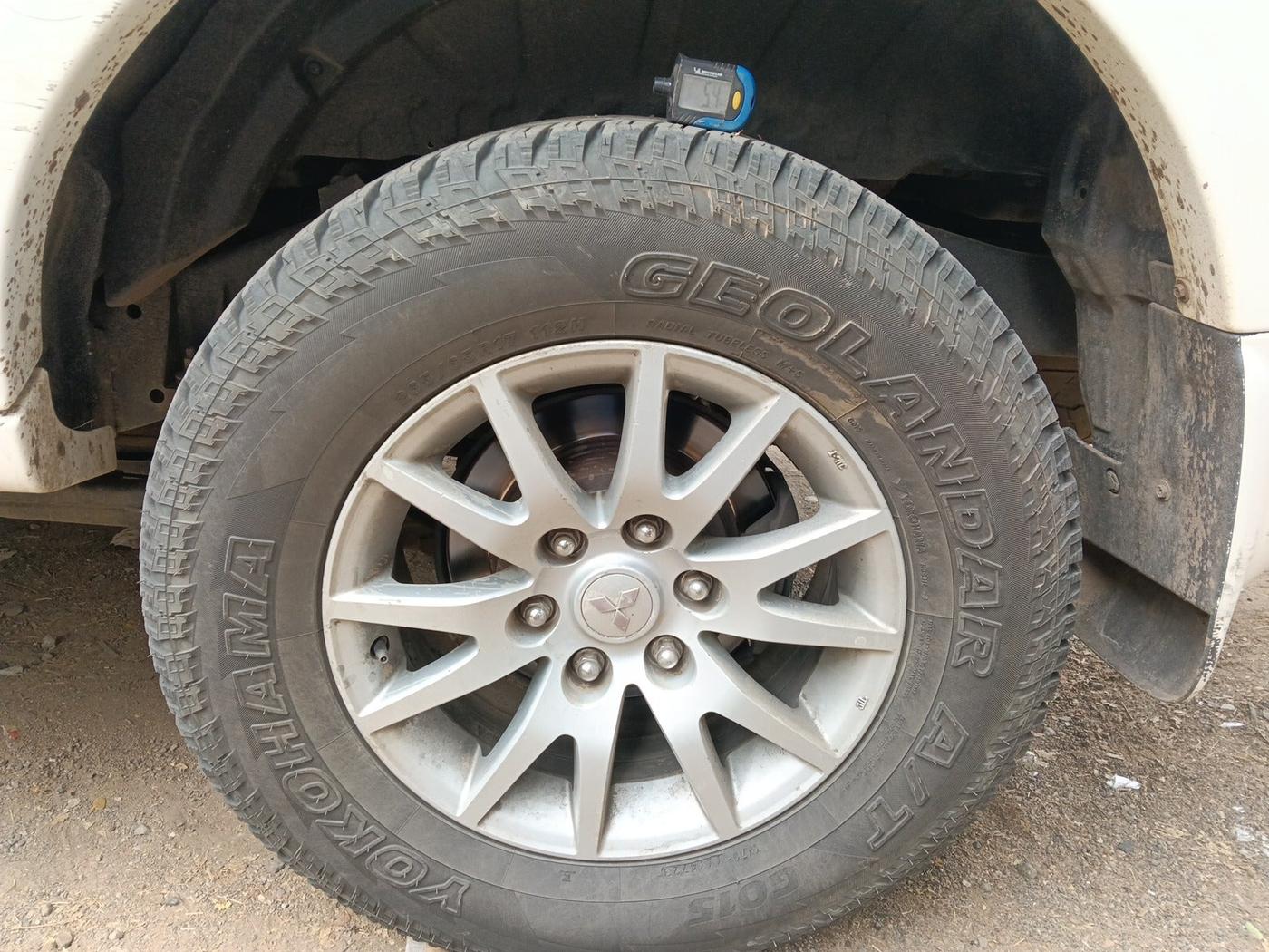 2013 Mitsubishi Pajero Sport 2.5 MT 4X4, Diesel, Manual, 1,86,144 km, tyre