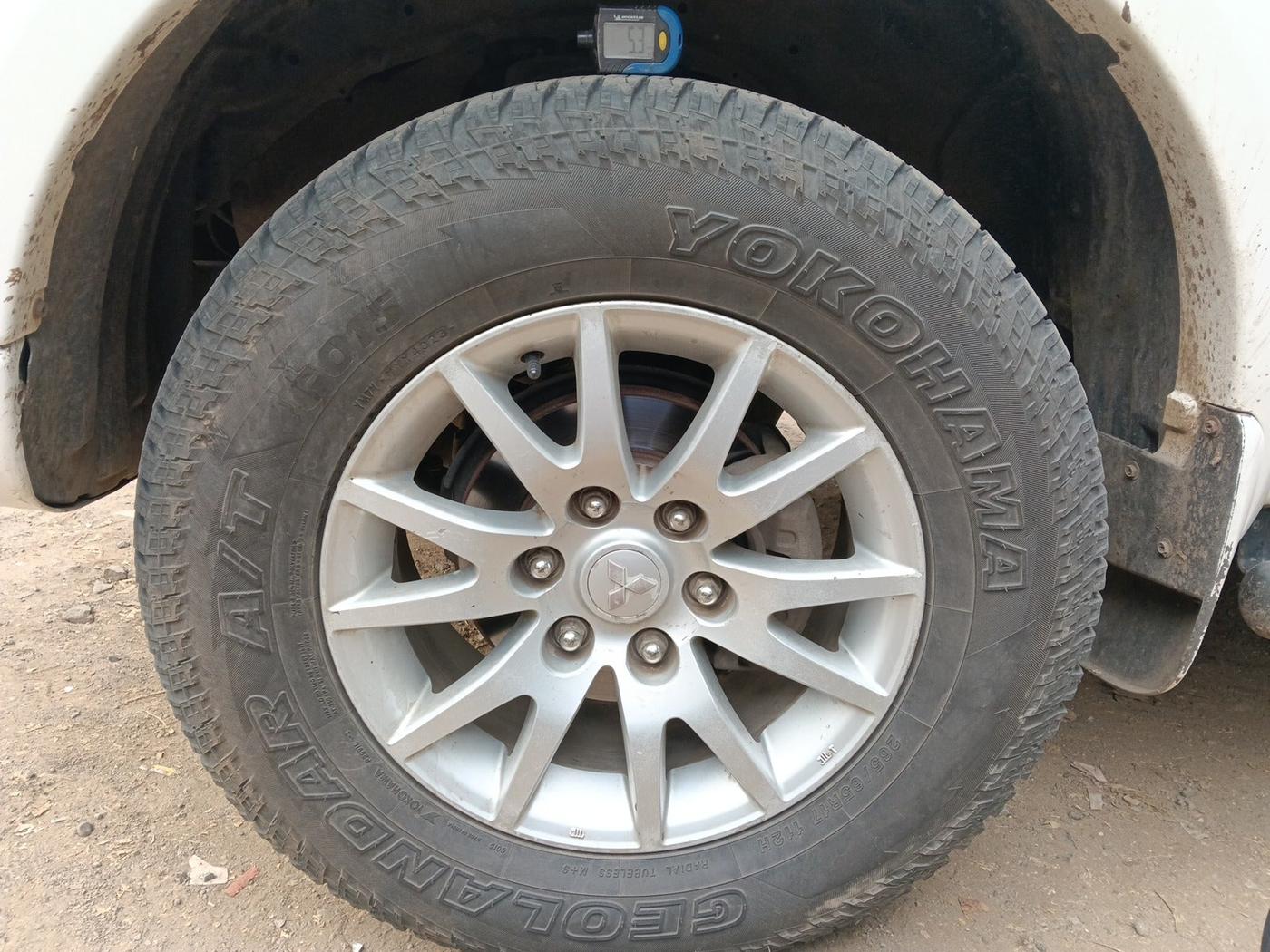 2013 Mitsubishi Pajero Sport 2.5 MT 4X4, Diesel, Manual, 1,86,144 km, tyre