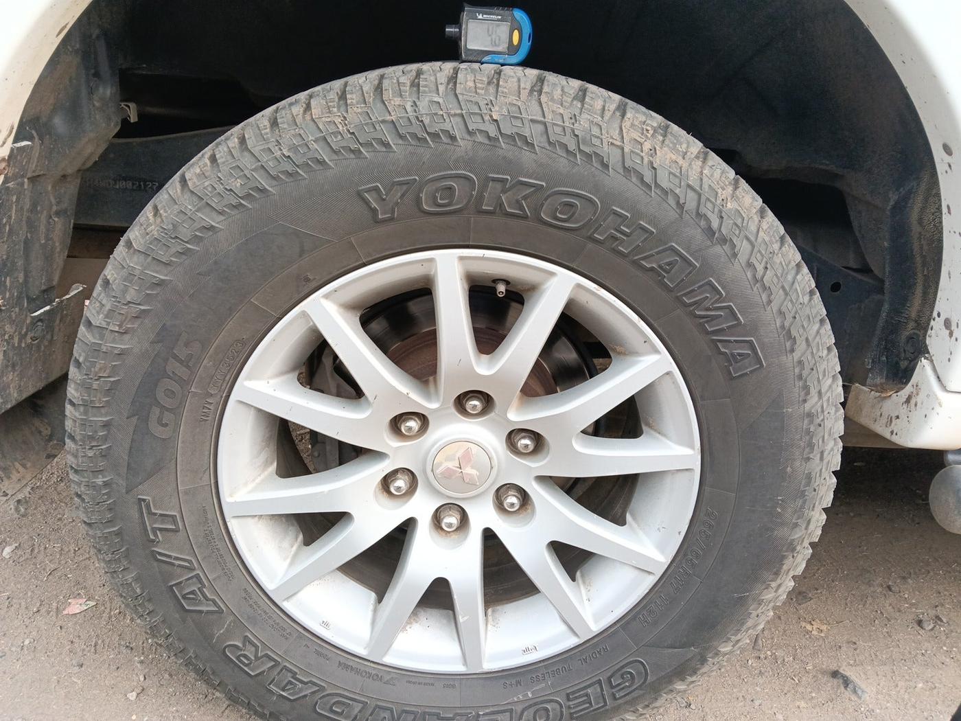 2013 Mitsubishi Pajero Sport 2.5 MT 4X4, Diesel, Manual, 1,86,144 km, tyre