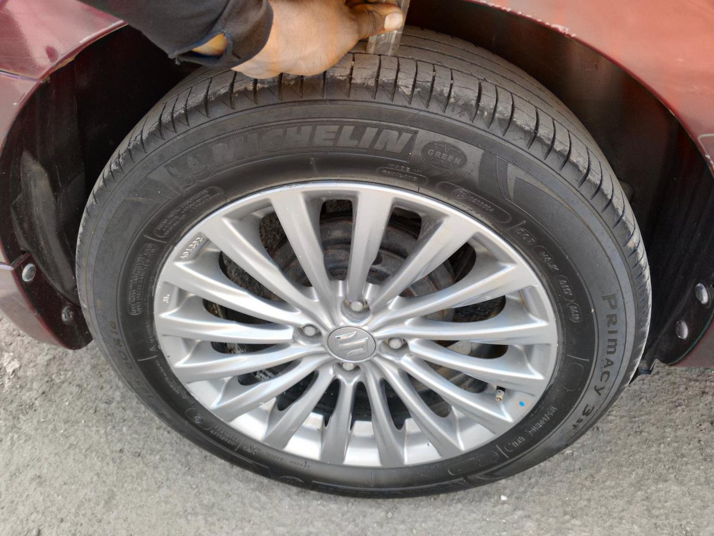 2015 Maruti Ciaz ZXI, Petrol, Manual, 1,05,016 km, tyre