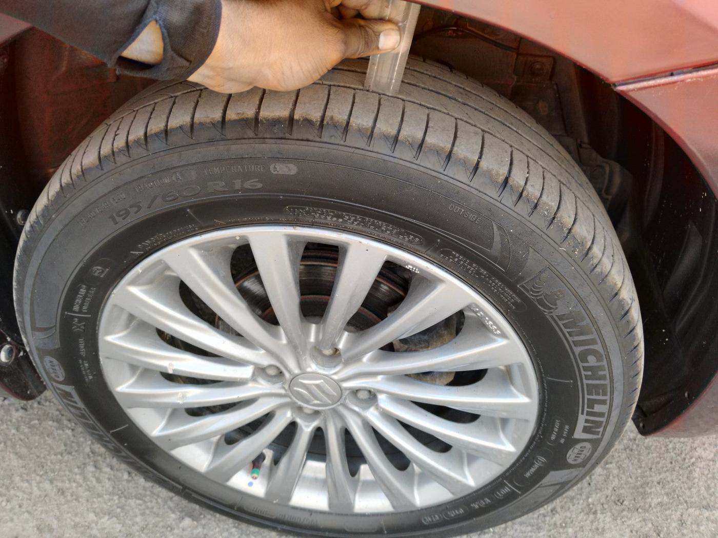 2015 Maruti Ciaz ZXI, Petrol, Manual, 1,05,016 km, tyre