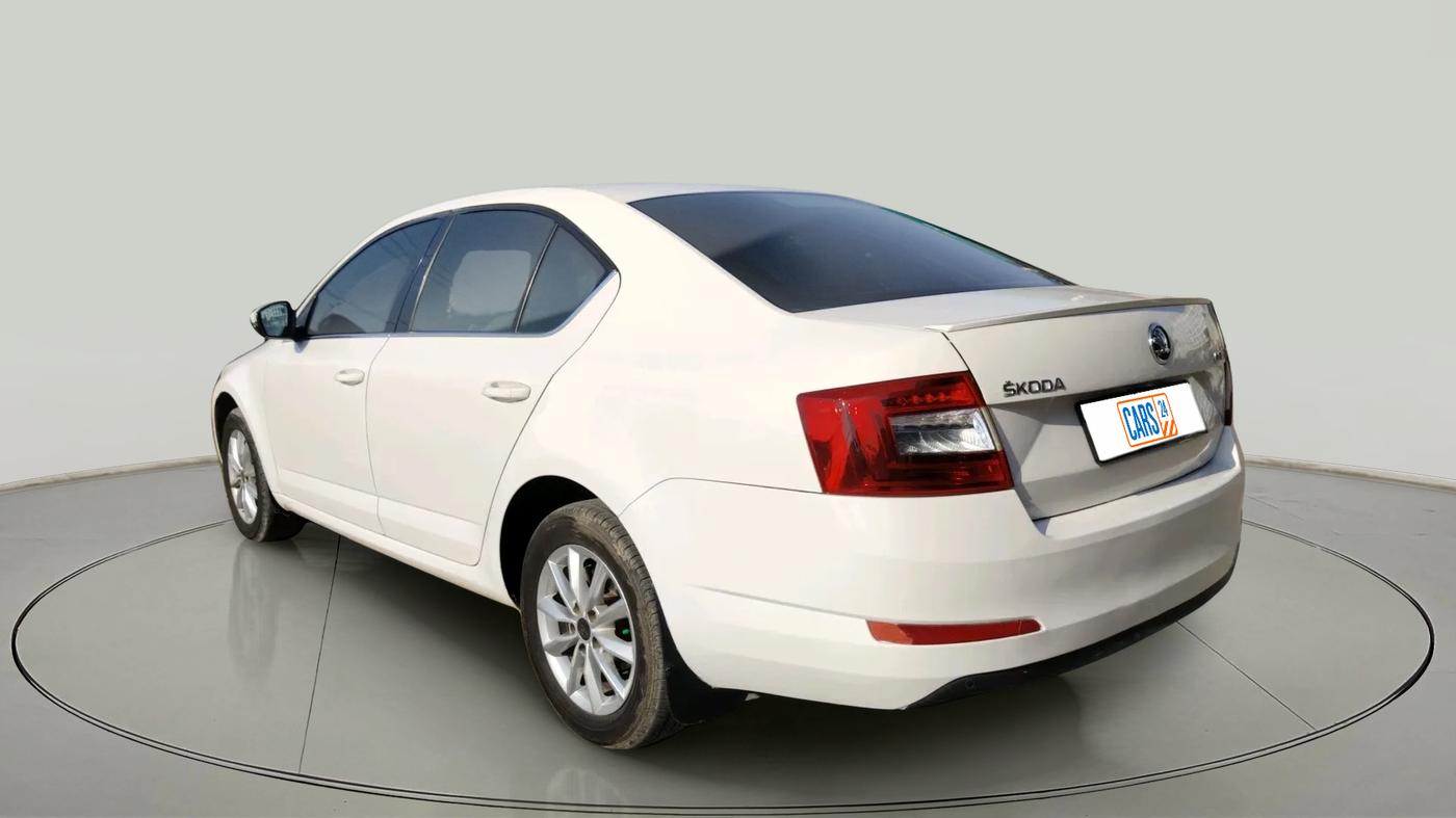 2015 Skoda Octavia ELEGANCE 2.0 TDI AT, Diesel, Automatic, 1,58,887 km, exterior