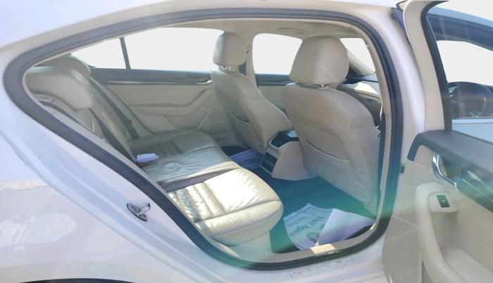 2015 Skoda Octavia ELEGANCE 2.0 TDI AT, Diesel, Automatic, 1,58,887 km, interior