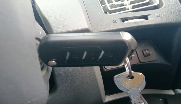 2015 Mahindra XUV500 W6, Diesel, Manual, 3,35,111 km, interior