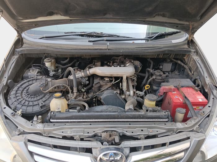 2010 Toyota Innova V 2.5 7 STR, Diesel, Manual, 2,11,576 km, exterior