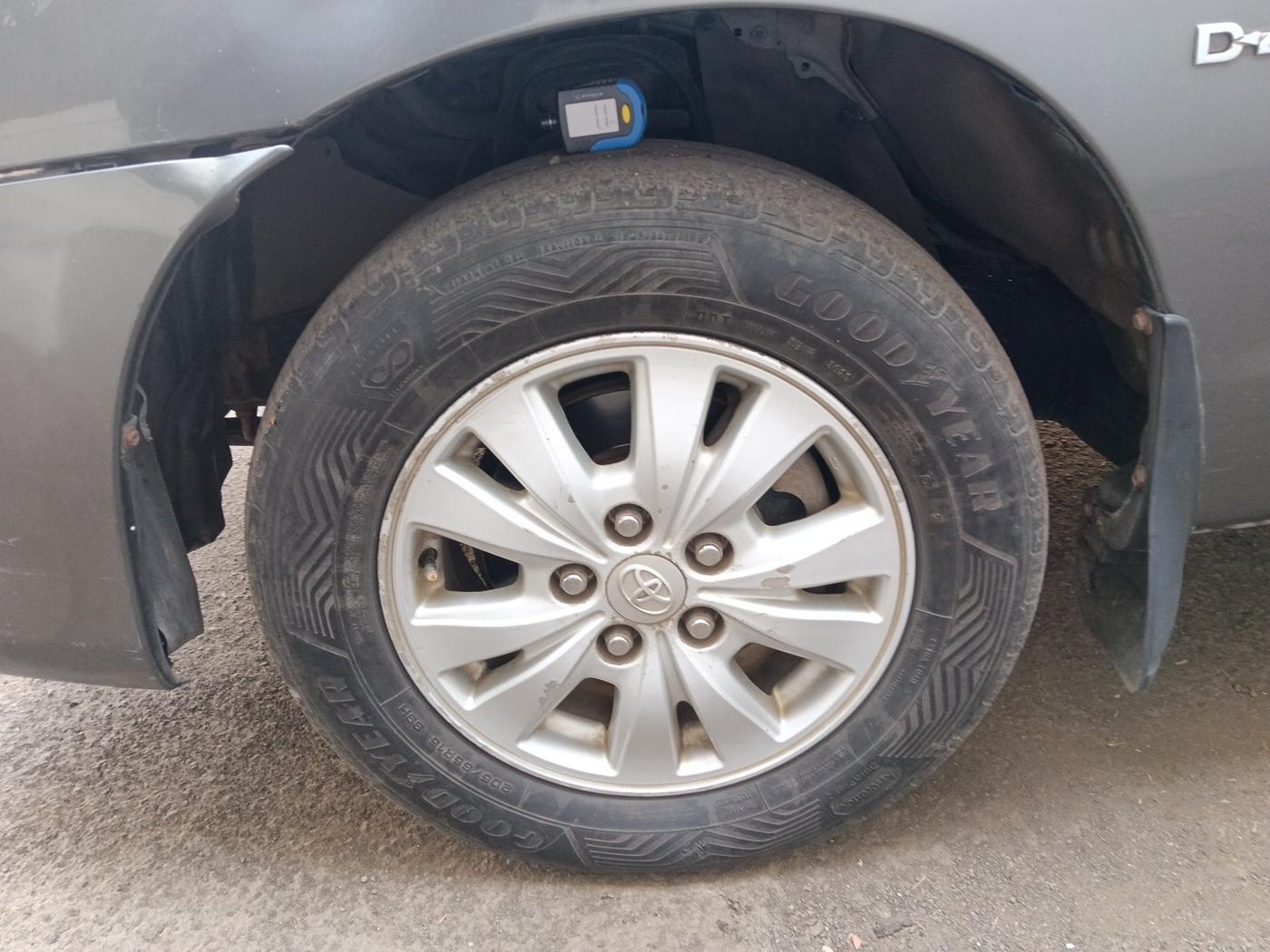 2010 Toyota Innova V 2.5 7 STR, Diesel, Manual, 2,11,576 km, tyre