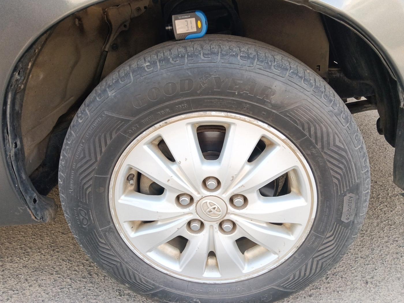 2010 Toyota Innova V 2.5 7 STR, Diesel, Manual, 2,11,576 km, tyre