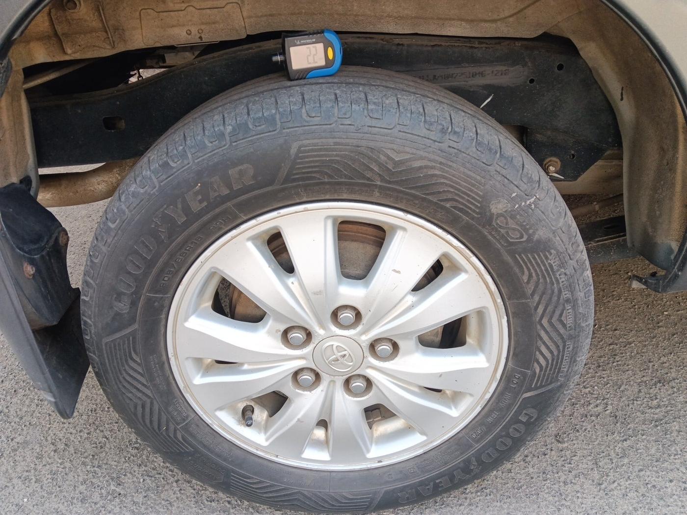 2010 Toyota Innova V 2.5 7 STR, Diesel, Manual, 2,11,576 km, tyre