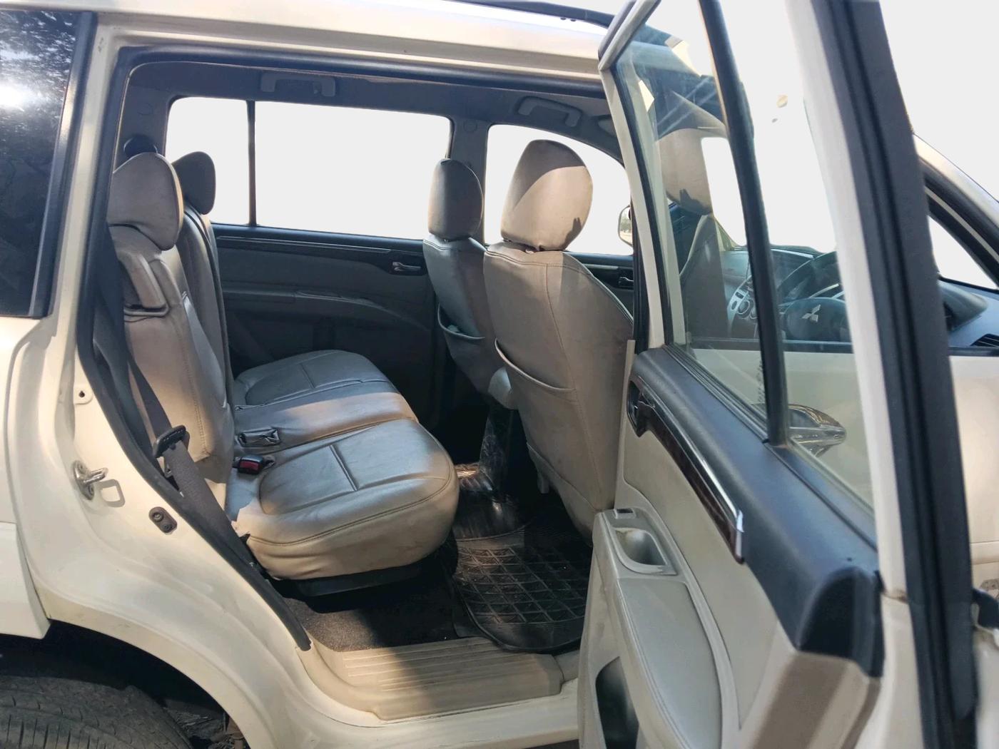 2014 Mitsubishi Pajero Sport 2.5 MT 4X4, Diesel, Manual, 3,40,989 km, interior