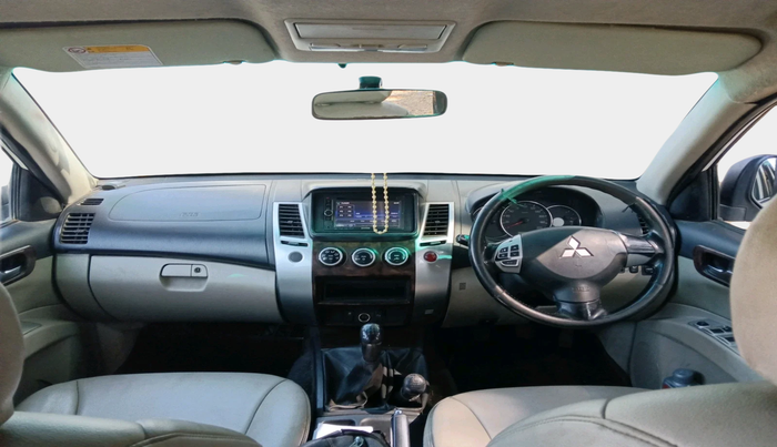 2014 Mitsubishi Pajero Sport 2.5 MT 4X4, Diesel, Manual, 3,40,989 km, interior