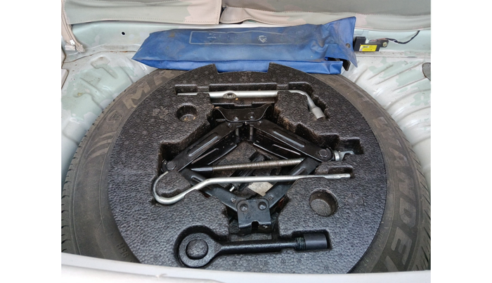 2020 Mahindra XUV300 W8 1.5 DIESEL, Diesel, Manual, 1,26,664 km, tyre