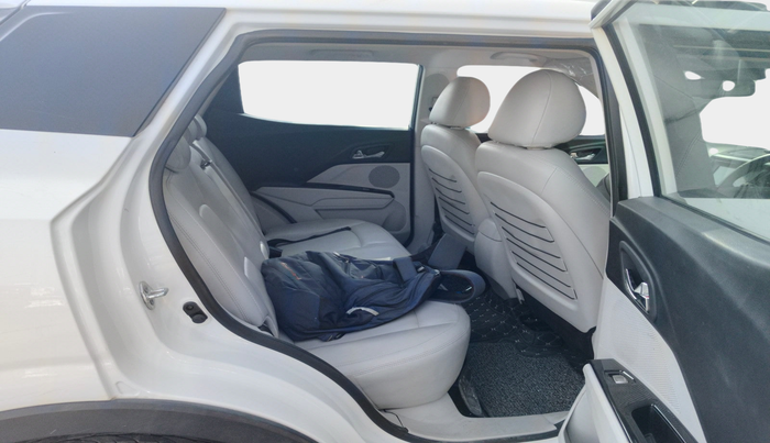 2022 Mahindra XUV300 W8 (O) 1.5 DIESEL, Diesel, Manual, 28,260 km, interior