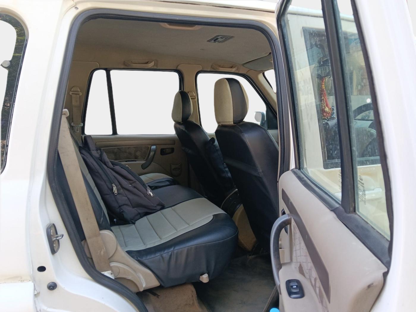 2013 Mahindra Scorpio VLX 2WD AIRBAG BS-III, Diesel, Manual, 1,71,782 km, interior