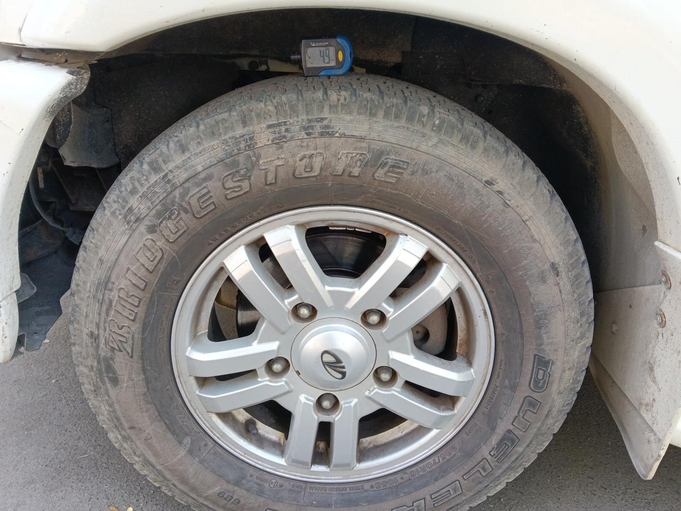 2013 Mahindra Scorpio VLX 2WD AIRBAG BS-III, Diesel, Manual, 1,71,782 km, tyre