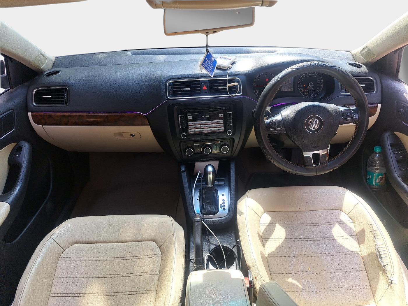2013 Volkswagen Jetta HIGHLINE TDI AT, Diesel, Automatic, 2,48,000 km, interior