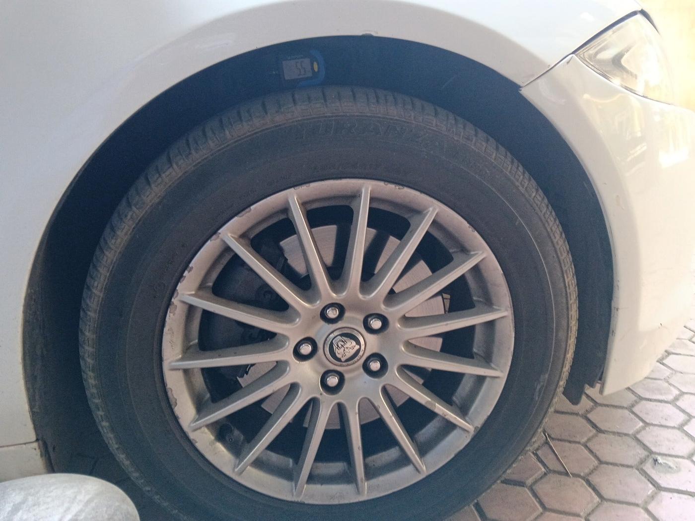 2013 Jaguar XF 2.2 DIESEL LUXURY, Diesel, Automatic, 1,36,367 km, tyre