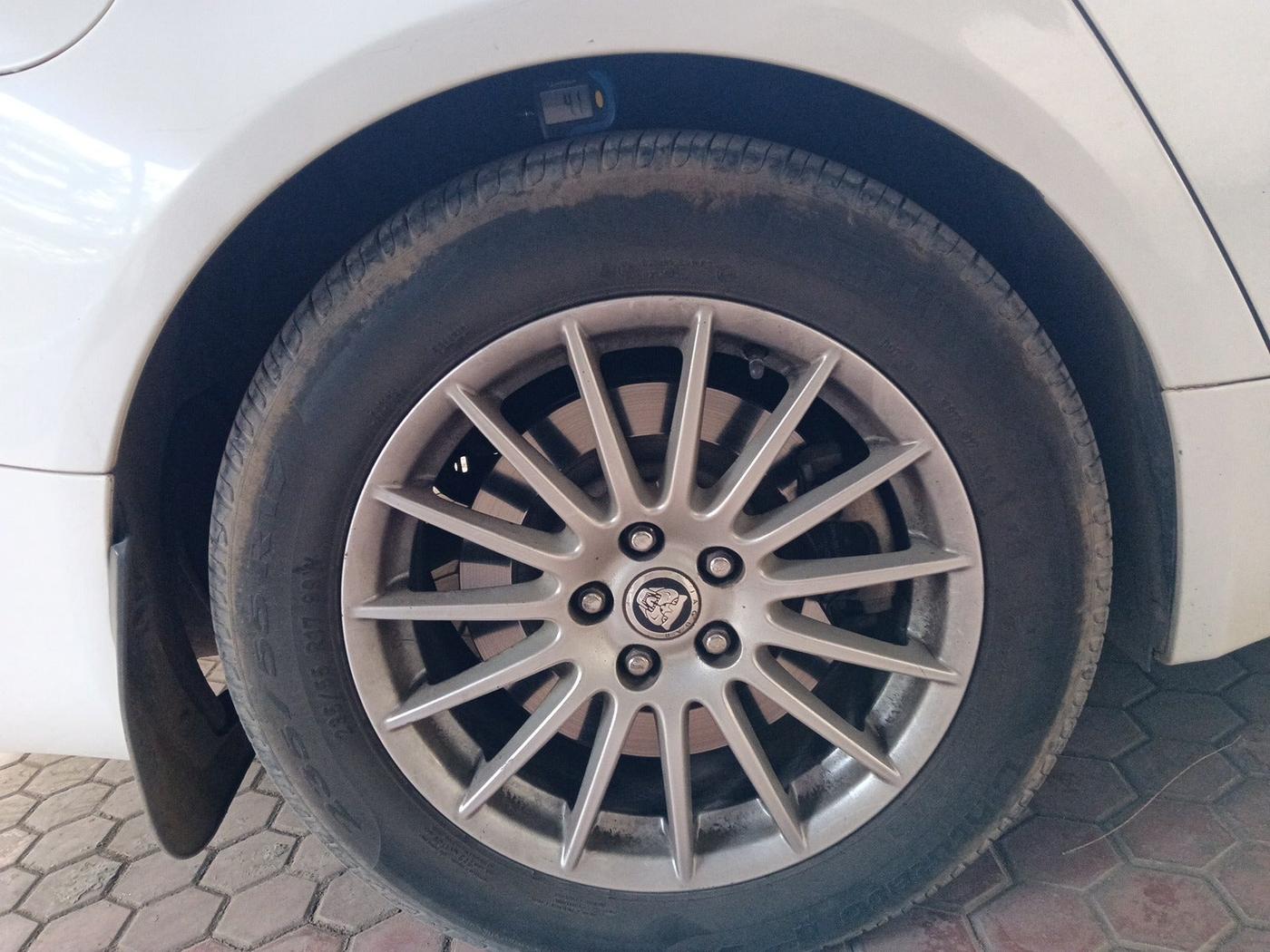 2013 Jaguar XF 2.2 DIESEL LUXURY, Diesel, Automatic, 1,36,367 km, tyre