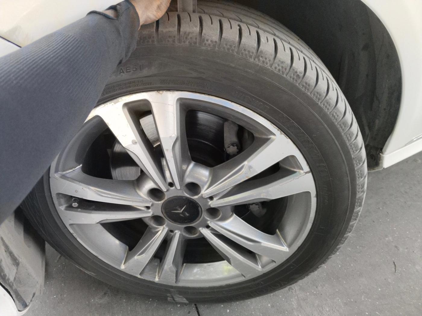 2014 Mercedes Benz E Class E 250 CDI AVANTGARDE, Diesel, Automatic, 1,26,992 km, tyre
