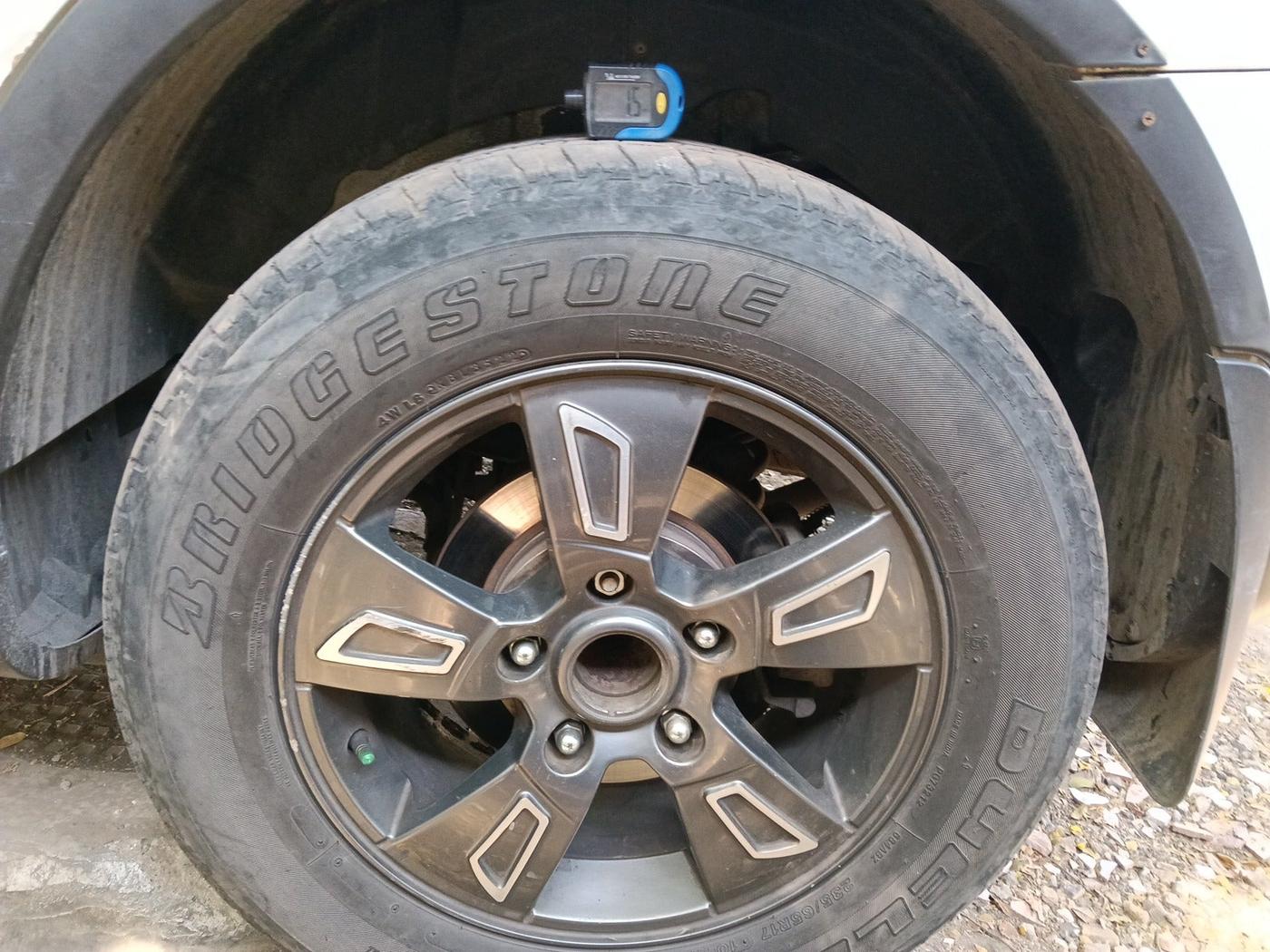 2015 Mahindra XUV500 XCLUSIVE, Diesel, Manual, 1,94,735 km, tyre