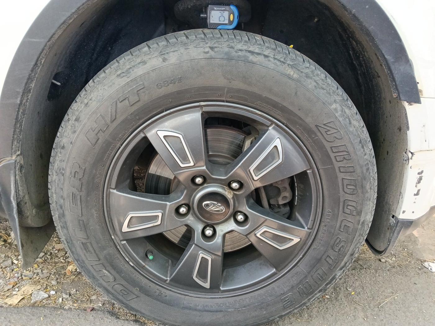 2015 Mahindra XUV500 XCLUSIVE, Diesel, Manual, 1,94,735 km, tyre