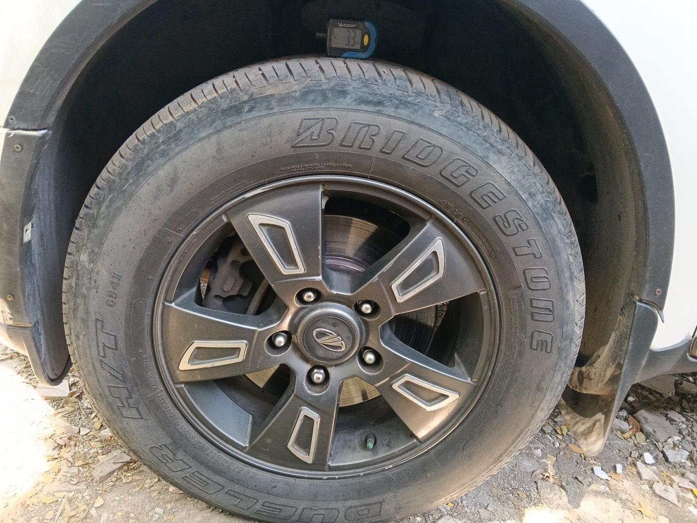 2015 Mahindra XUV500 XCLUSIVE, Diesel, Manual, 1,94,735 km, tyre