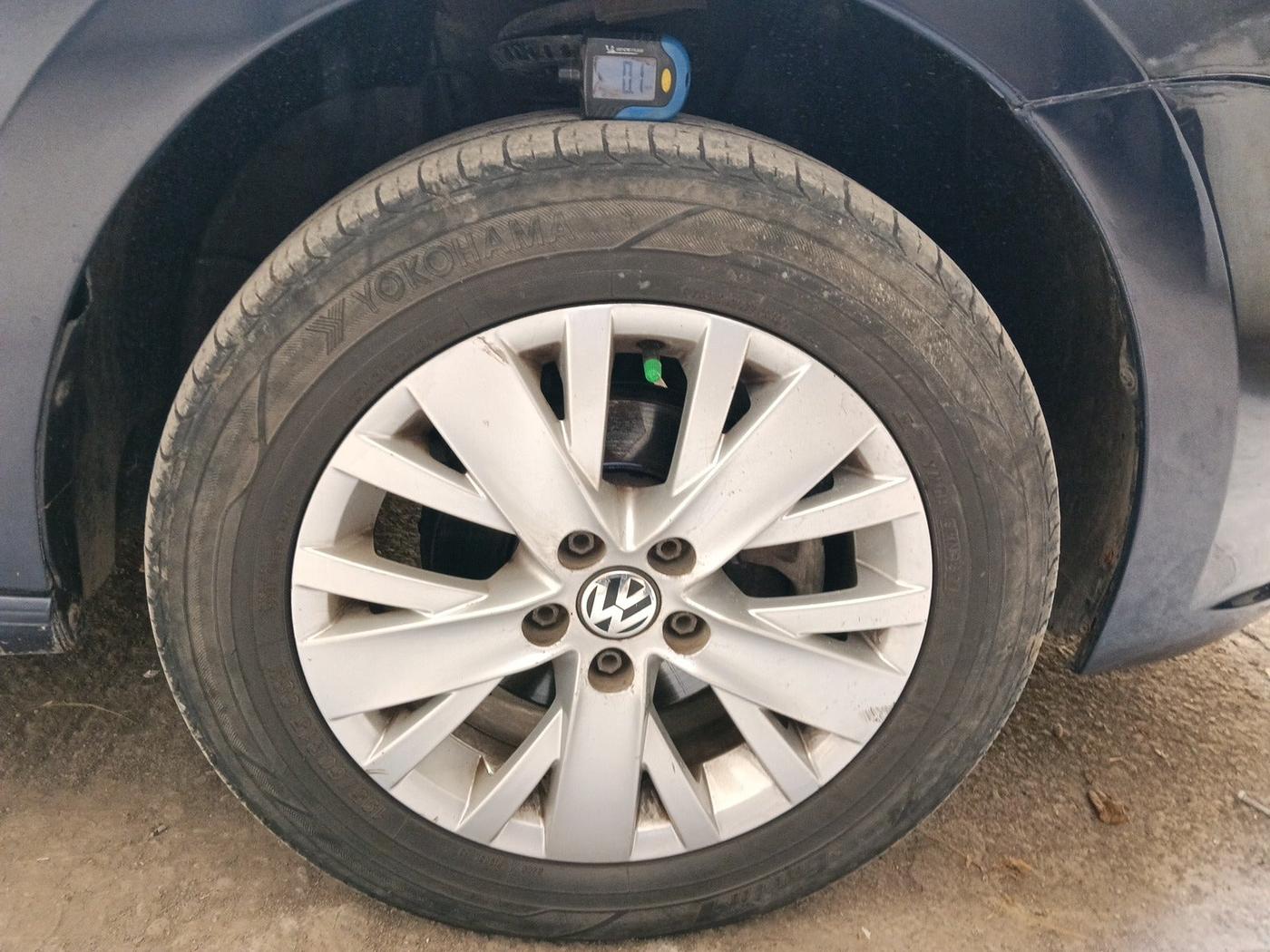 2015 Volkswagen Vento HIGHLINE 1.5 AT, Diesel, Automatic, 1,74,199 km, tyre