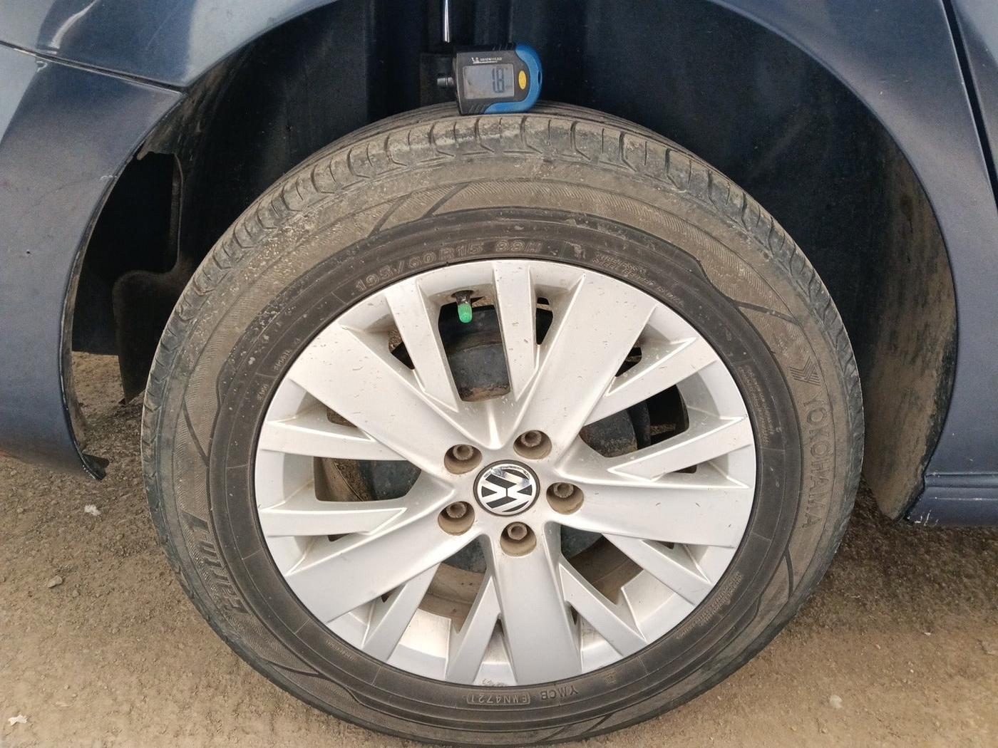 2015 Volkswagen Vento HIGHLINE 1.5 AT, Diesel, Automatic, 1,74,199 km, tyre