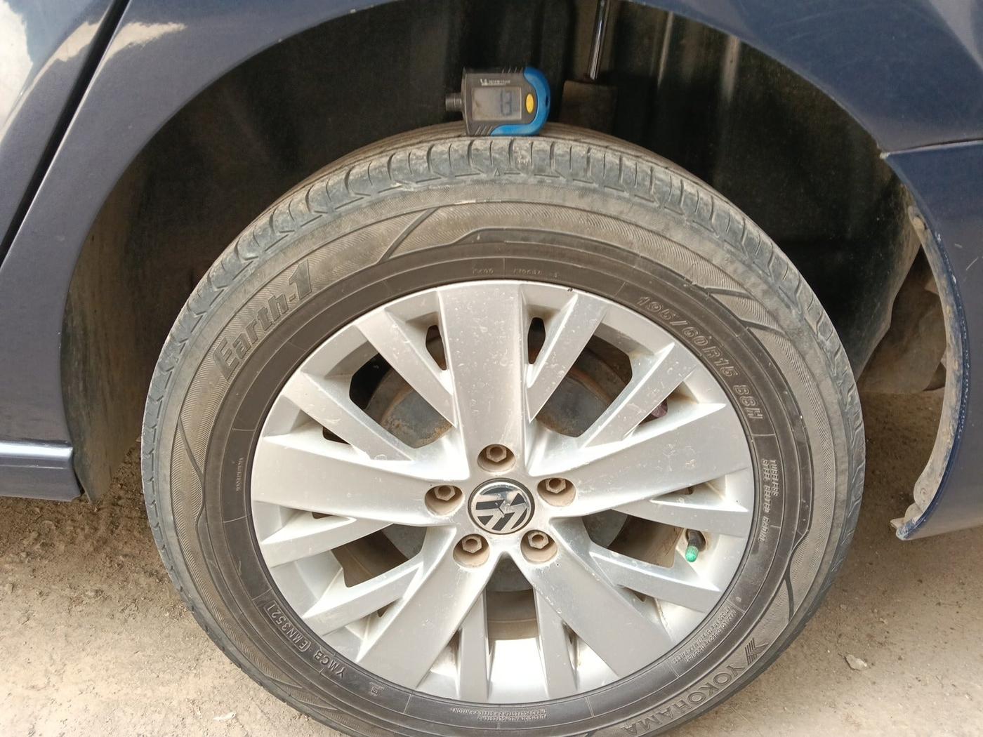2015 Volkswagen Vento HIGHLINE 1.5 AT, Diesel, Automatic, 1,74,199 km, tyre
