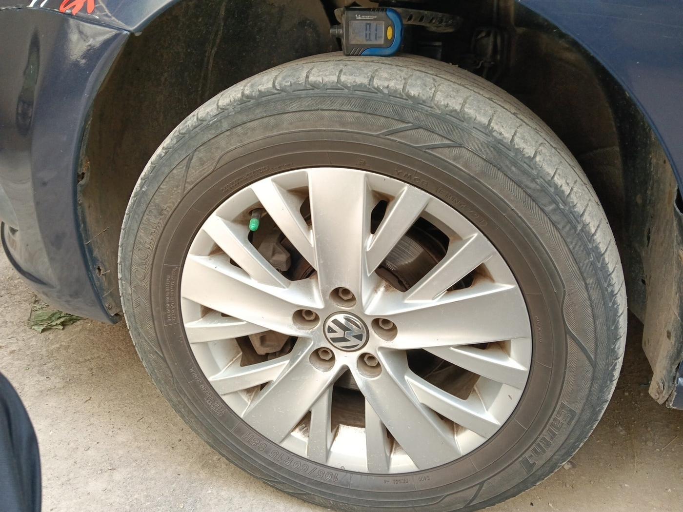 2015 Volkswagen Vento HIGHLINE 1.5 AT, Diesel, Automatic, 1,74,199 km, tyre