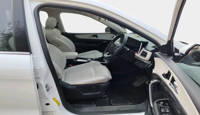 2023 Mahindra XUV700 AX 7 LUXURY P AT 7 STR, Petrol, Automatic, 34,911 km, interior