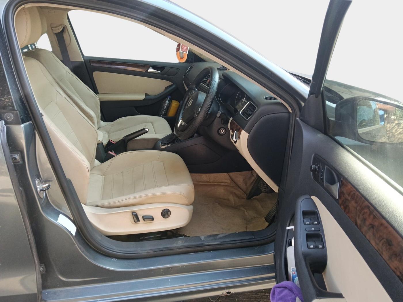 2011 Volkswagen Jetta HIGHLINE TDI AT, Diesel, Automatic, 1,45,433 km, interior