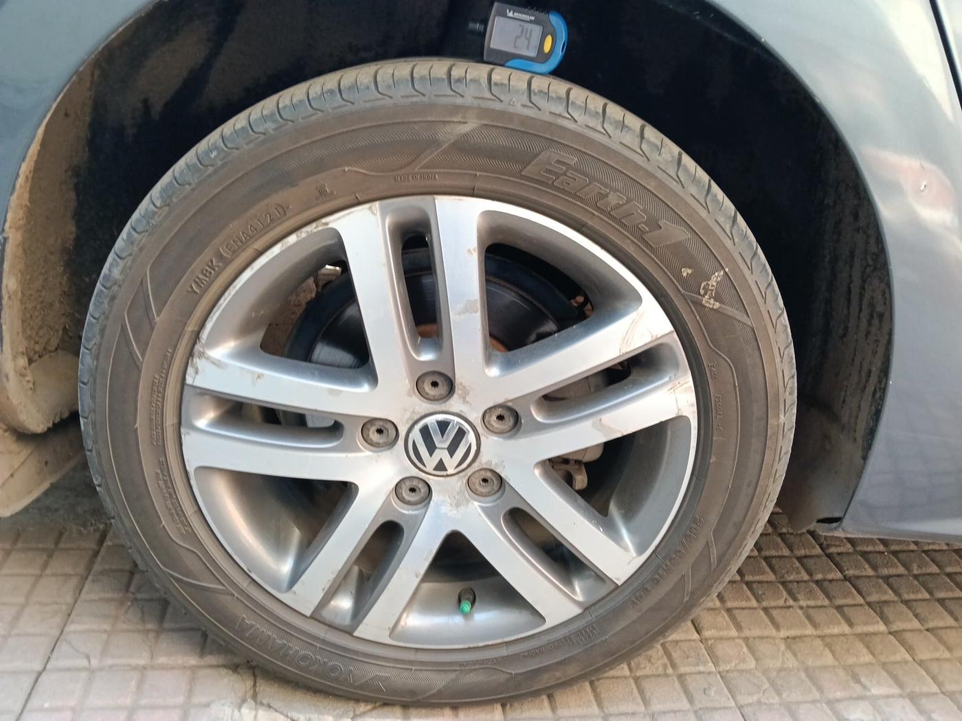 2011 Volkswagen Jetta HIGHLINE TDI AT, Diesel, Automatic, 1,45,433 km, tyre