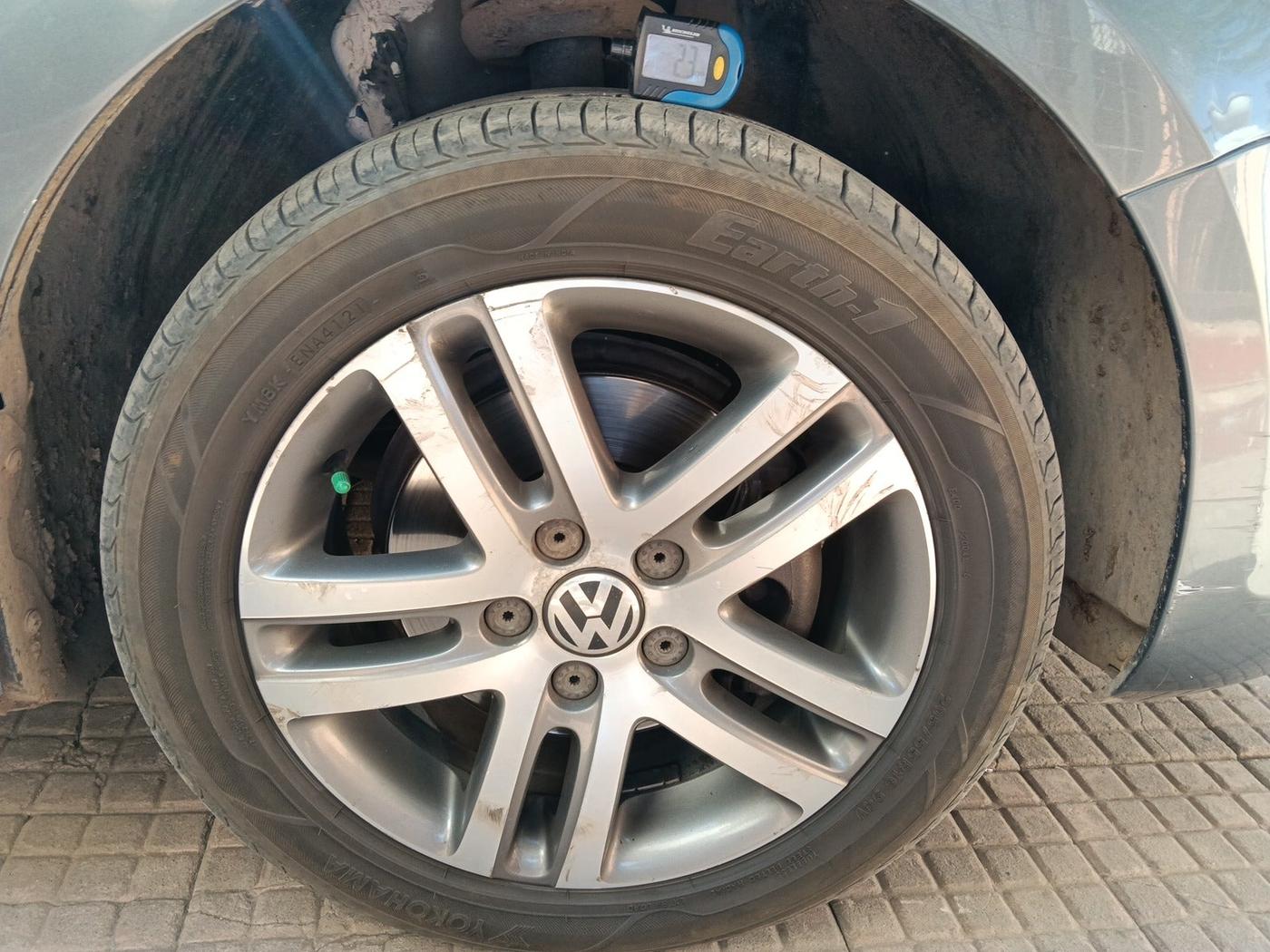 2011 Volkswagen Jetta HIGHLINE TDI AT, Diesel, Automatic, 1,45,433 km, tyre