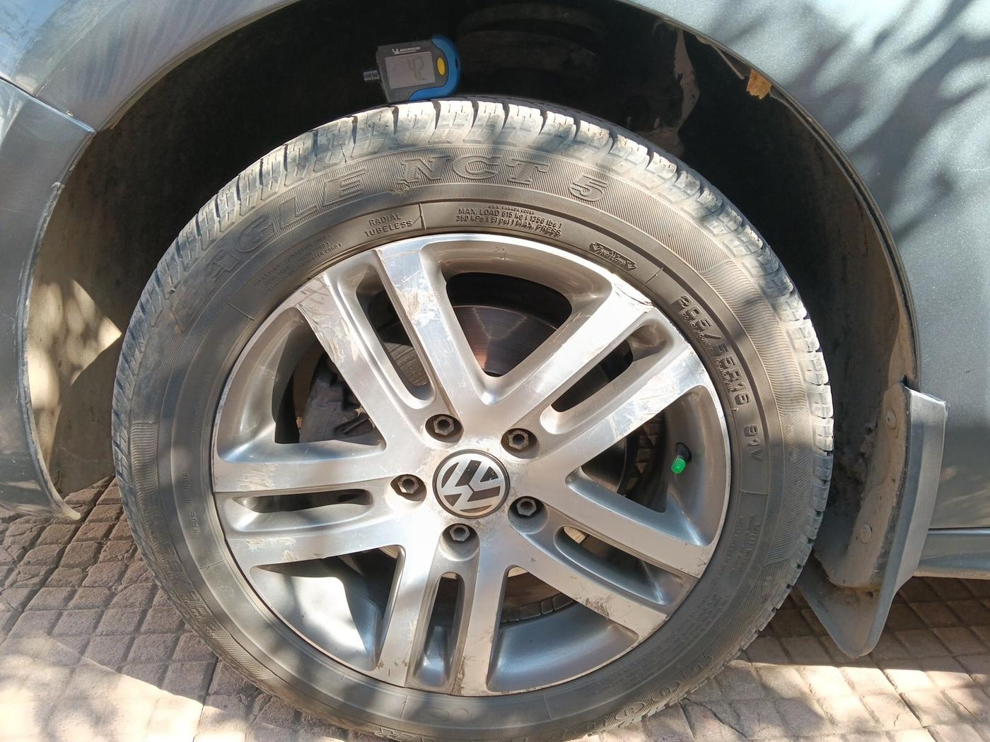 2011 Volkswagen Jetta HIGHLINE TDI AT, Diesel, Automatic, 1,45,433 km, tyre
