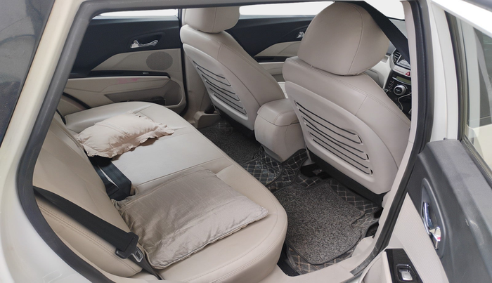 2023 Mahindra XUV300 W8 (O) 1.5 DIESEL, Diesel, Manual, 1,04,087 km, interior