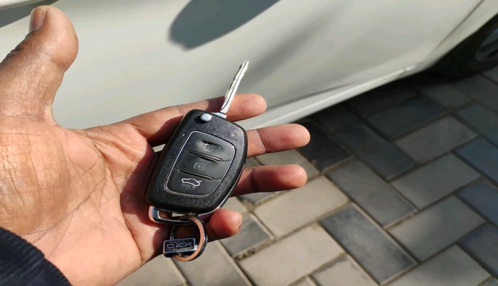 2014 Hyundai Verna FLUIDIC 1.6 CRDI SX, Diesel, Manual, 1,42,899 km, interior