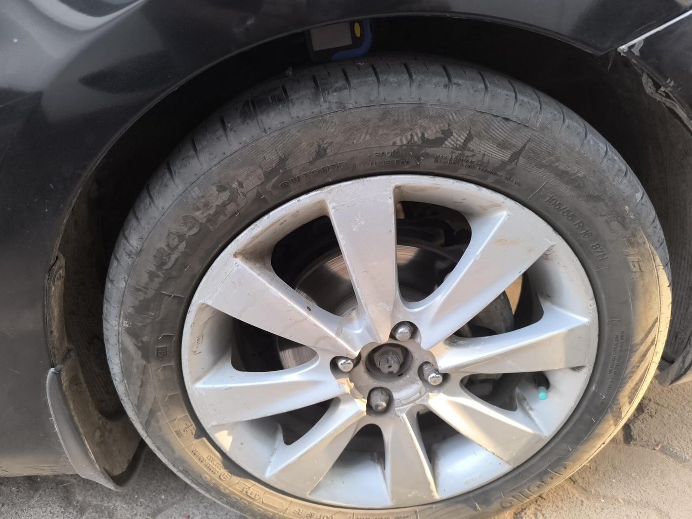 2012 Hyundai Verna FLUIDIC 1.6 CRDI SX, Diesel, Manual, 2,52,834 km, tyre