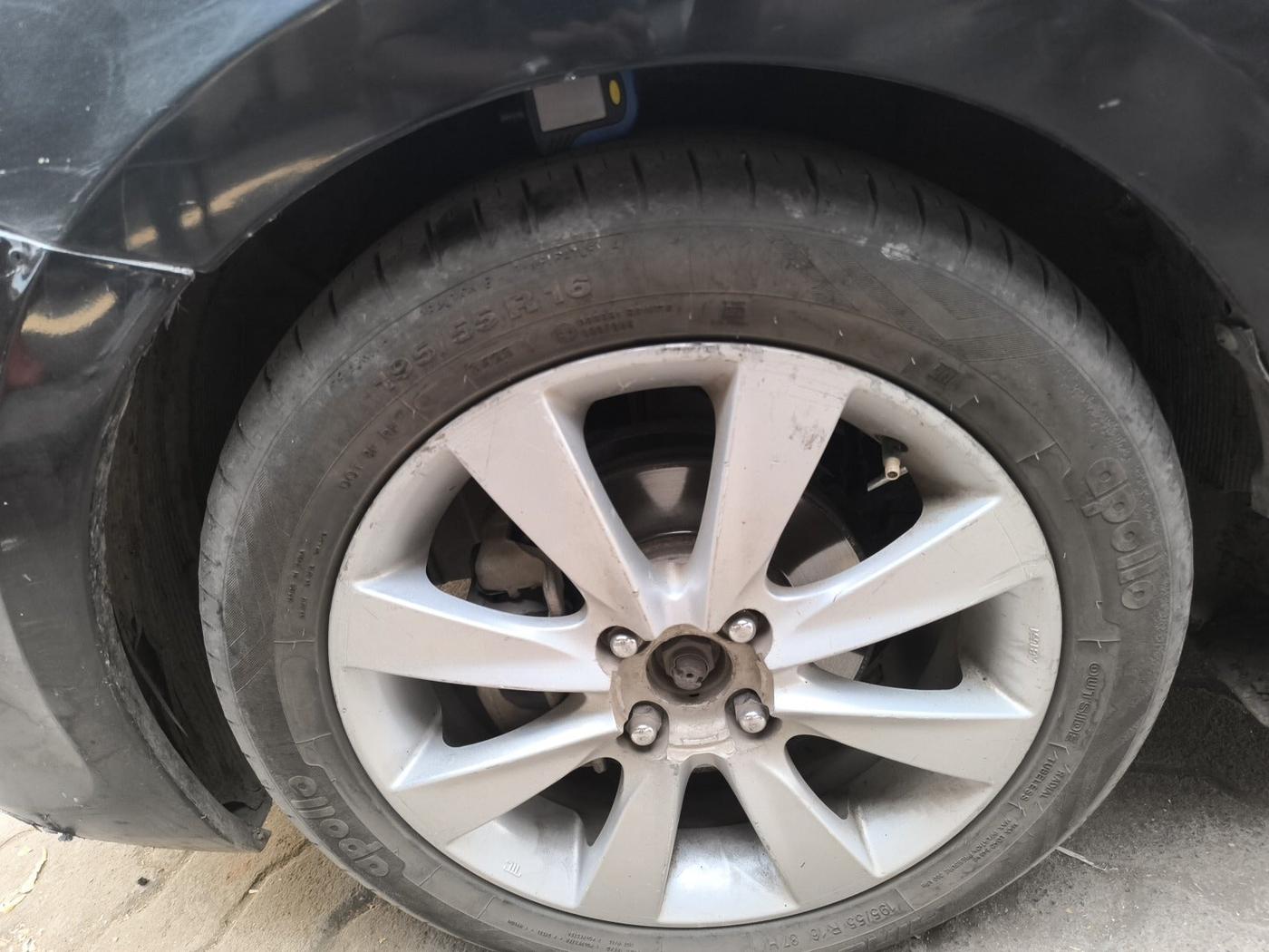 2012 Hyundai Verna FLUIDIC 1.6 CRDI SX, Diesel, Manual, 2,52,834 km, tyre