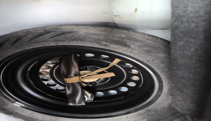 2015 Honda Brio VX AT, Petrol, Automatic, 50,234 km, tyre