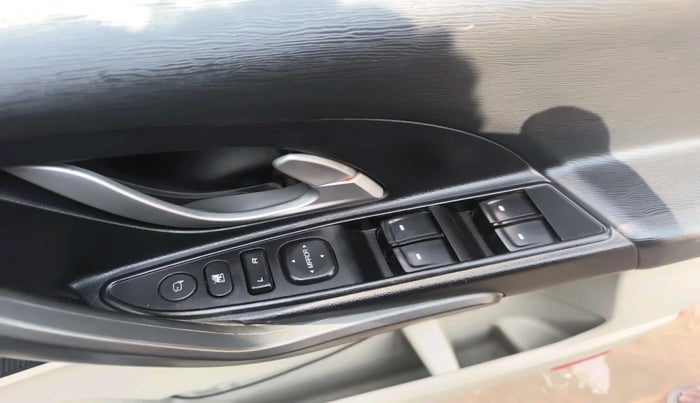 2015 Mahindra XUV500 W10, Diesel, Manual, 1,34,107 km, interior