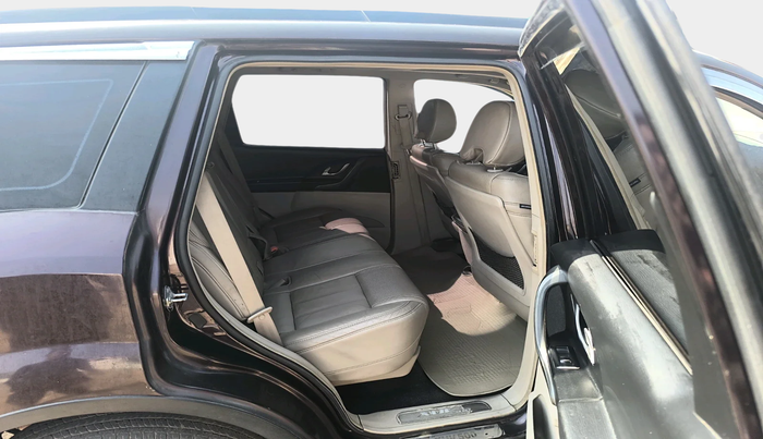 2015 Mahindra XUV500 W10, Diesel, Manual, 1,34,107 km, interior